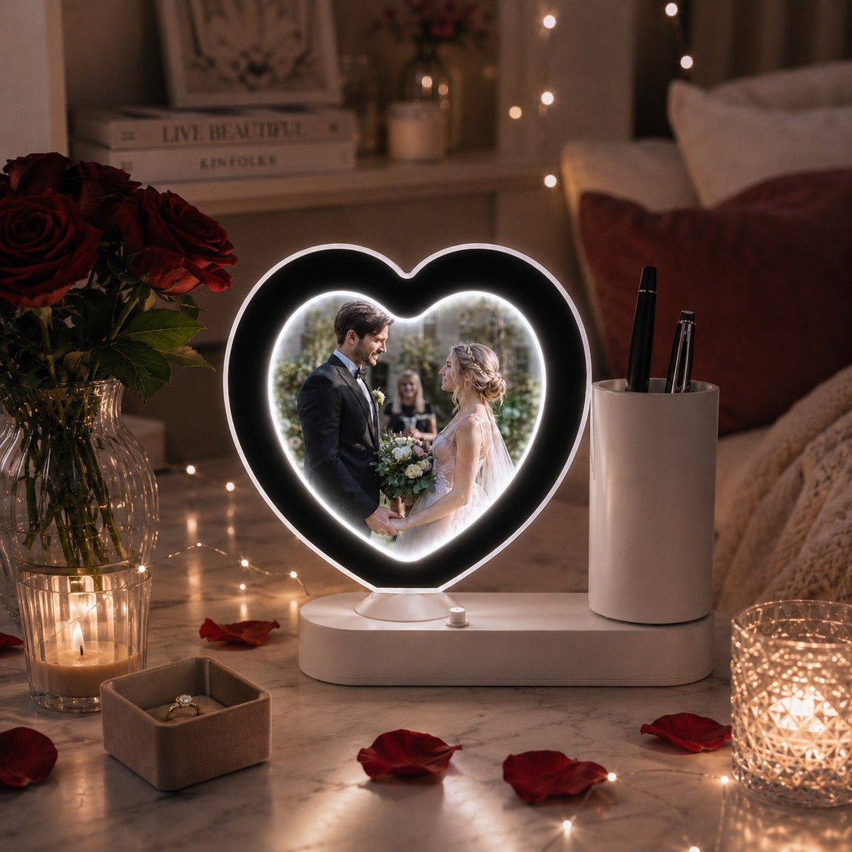 Oglinda magica cu insertie foto si lumina LED cu suport de pixuri - INIMA