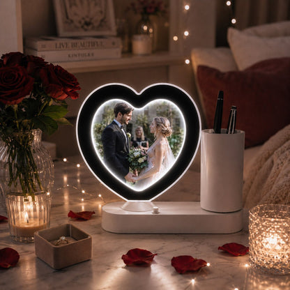 Oglinda magica cu insertie foto si lumina LED cu suport de pixuri - INIMA
